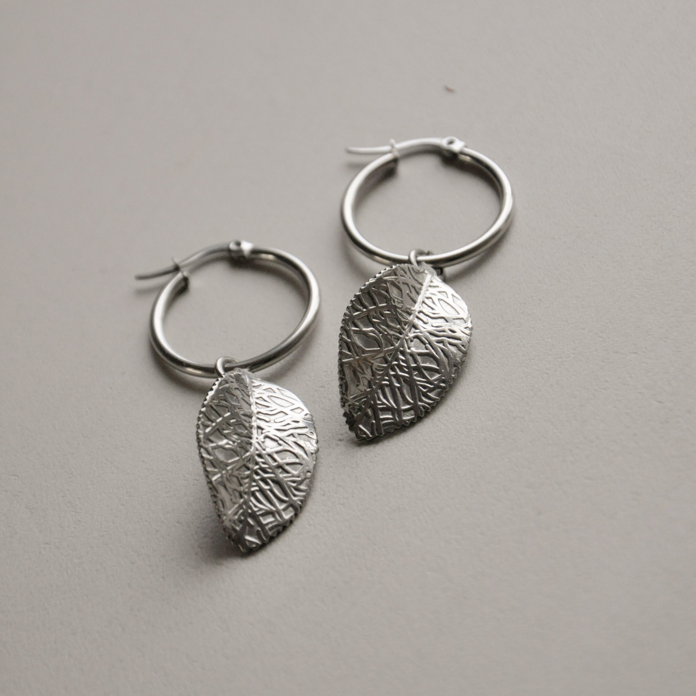 Mono orecchino foglia Rugiada